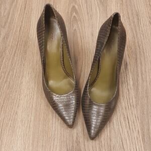 EUC BCBGeneration crocodile print green pumps 39
